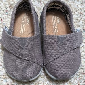Brand New, Never Worn Toms Classic Canvas 4T